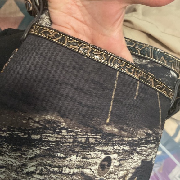 Camouflage crystal cross & studs crossbody nwot 9.5" x 8.75" long strap adj too - Picture 12 of 16